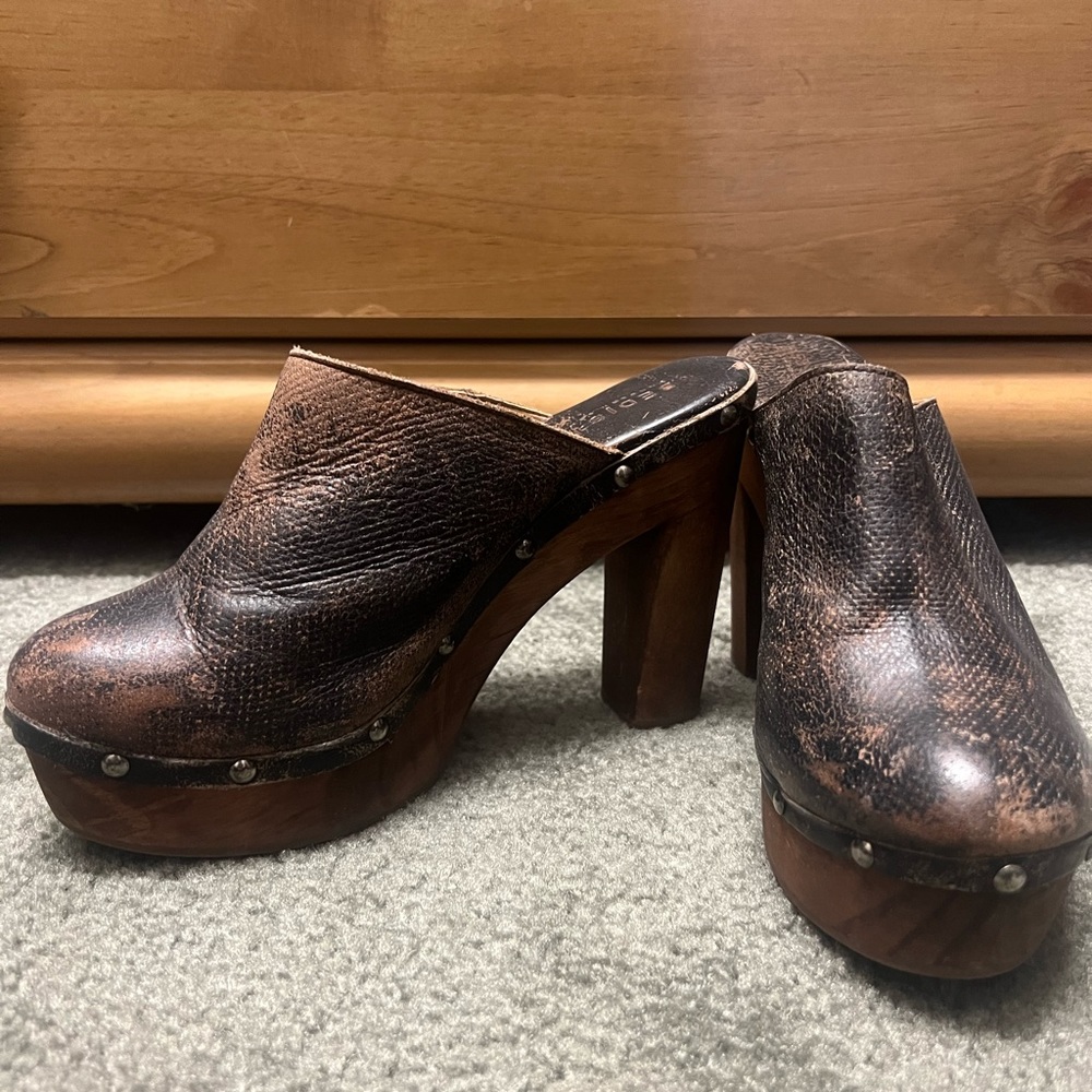 Super cute Bed Stu clogs